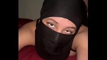 Gadis Arab Nakal Bergoyang Pantat Montok Dan Memainkan Bokongnya Yang Menggairahkan Dengan Hijab