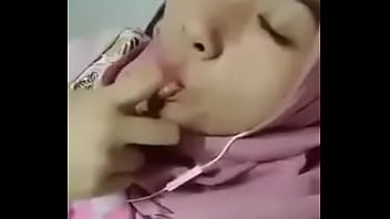 Bercinta Lewat Video Call Dengan Perempuan Berjilbab