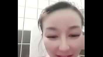 Video Langsung: Cewek Asia Menggoda Terapis Pijat Dengan Rayuan Mesra