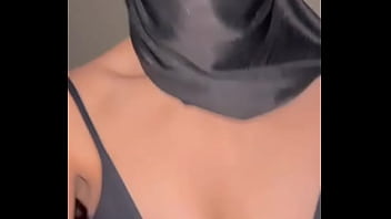 Gadis Arab Berhijab Meremas Dan Mengelus Payudaranya Sendiri Dengan Nafsu