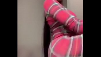 Janda Asia Menggoyangkan Pantat Montoknya Yang Lembab Di Instagram Live Sambil Menyanyikan Lagu Barunya, Gerakan Mulutnya Yang Menggoda Membuat Semua Mata Terpana.