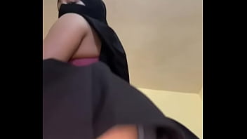 Gadis Berhijab Solo Dengan Pantat Arab Gede Yang Bulat Main-main Dengan Bokongnya Yang Montok Dan Bergoyang Penuh Nafsu