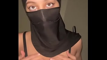 Payudara Arab Montok Bergoyang Di Balik Hijab • Memek Muslim Itu Dipermainkan Dan Direkam Kamera
