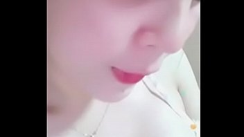 Gadis Asia Menggoda Dengan Memamerkan Puting Susu Di Bigo Live