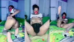 Ica Membuka Lebar Memamerkan Memek Merah Muda Yang Menggoda